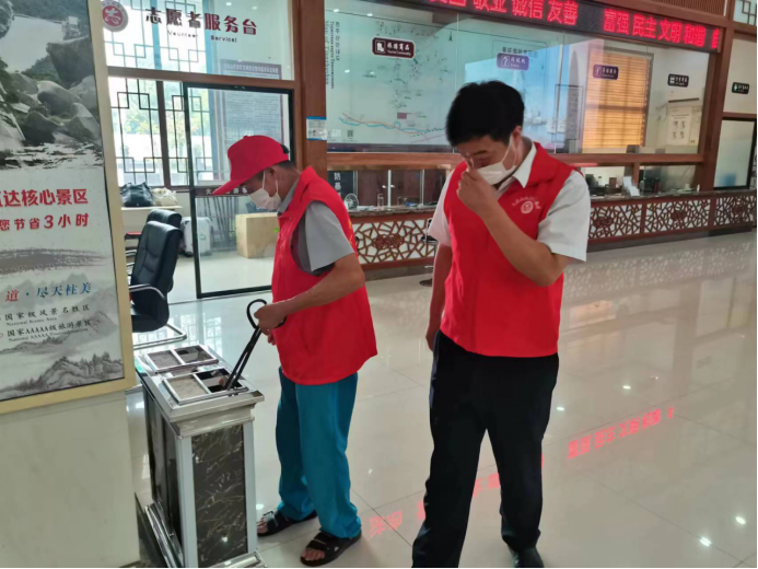 天柱山管委会文明办中秋节组织开展志愿服务活动192.png